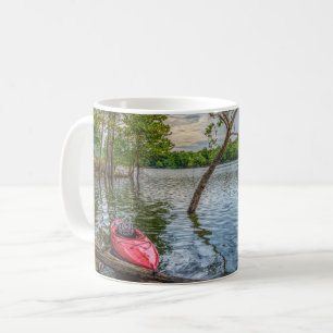 Caneca De Café Kayak Flutuando Em Mesa Rock Lake
