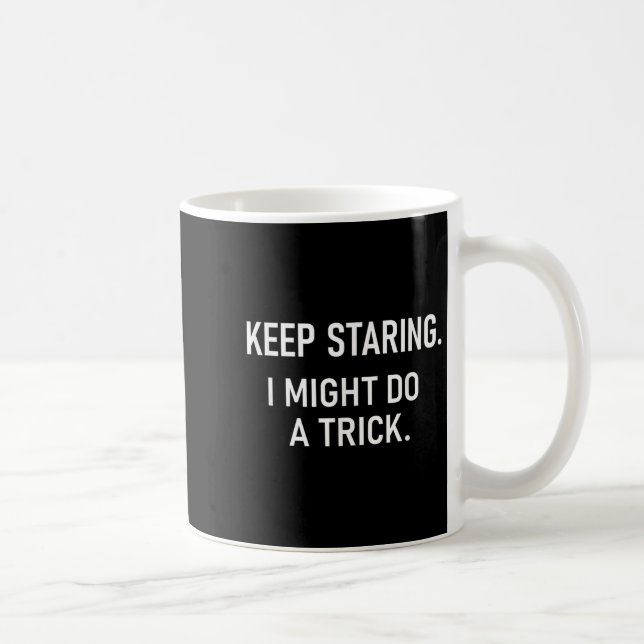Caneca De Café Keep Staring I Might Do A Trick, Funny, Jokes, Sar (Direita)