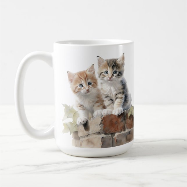 CANECA DE CAFÉ KITTENS DE FLUFFY ADORÁVEIS NA PAREDE DE BRICK (Esquerda)