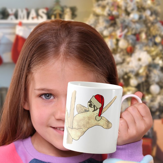 Caneca De Café Lã de Natal bonita numa árvore (Cute Christmas sloth wearing a Santa hat illustration )