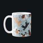Caneca De Café Labradoodle / Ossos e patas de Goldendoodle<br><div class="desc">Cães de Labradoodle/Goldendoodle bonitos sentam-se e ficam de pé e rollover com creme,  damasco,  chocolate,  casacos pretos e participas com ossos de cão espalhados e padrões de pegadas.</div>