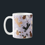 Caneca De Café Labradoodle / Ossos e patas de Goldendoodle<br><div class="desc">Cães de Labradoodle/Goldendoodle bonitos sentam-se e ficam de pé e rollover com creme,  damasco,  chocolate,  casacos pretos e participas com ossos de cão espalhados e padrões de pegadas.</div>
