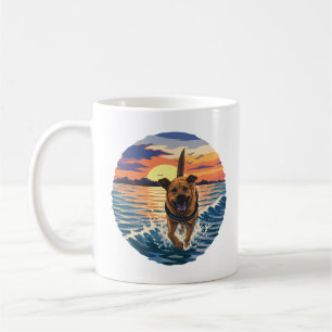 Caneca De Café Labrador Feliz Correndo Através do Oceano Ensolara