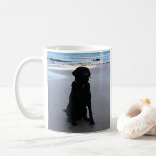 Caneca De Café Labrador preto em uma praia