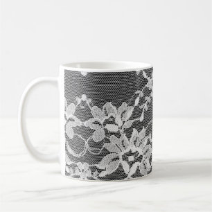Caneca De Café Lace floral branco: fundo preto.