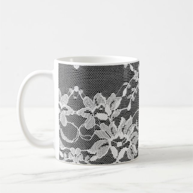 Caneca De Café Lace floral branco: fundo preto. (Esquerda)