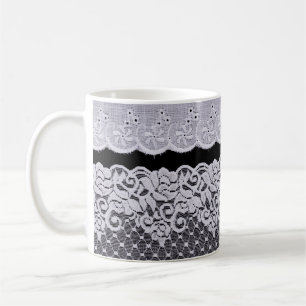 Caneca De Café Lace Ornamental Branco isolado em fundo preto