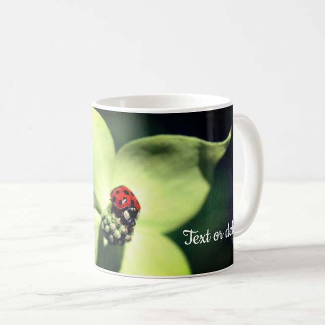 Caneca De Café Ladybug Na Flor Dogwood Personalizado (Frente Esquerda)