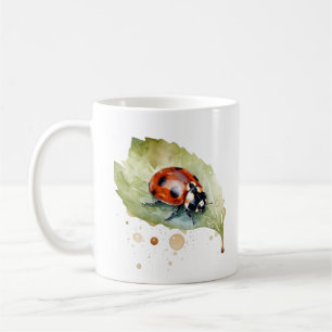 Caneca De Café Ladybug sentado numa folha de aquarela vibrante