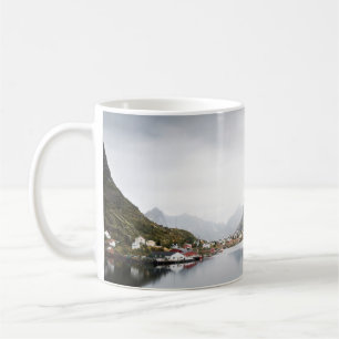 CANECA DE CAFÉ LAGO ARREDONDADO POR CASAS E MONTANHAS