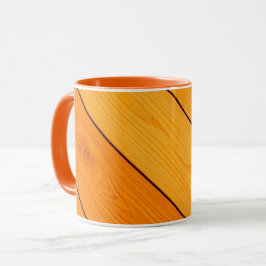 Caneca de café laranja com padrão de madeira