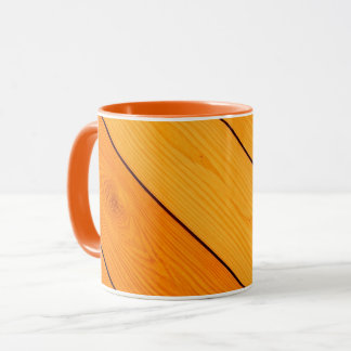 Caneca de café laranja com padrão de madeira