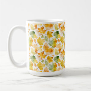CANECA DE CAFÉ LARANJA DE ÁGUA E FOLHAS AMARELAS QUEBRADAS NO OUT