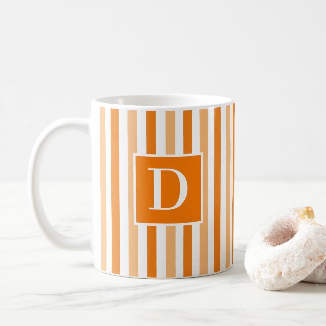 Caneca De Café Laranja e Branco Moderno, Brilhados Inicialmente (Com Donut)