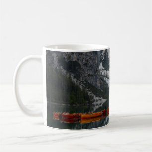 CANECA DE CAFÉ LARANJA EM CORPO DE ÁGUA