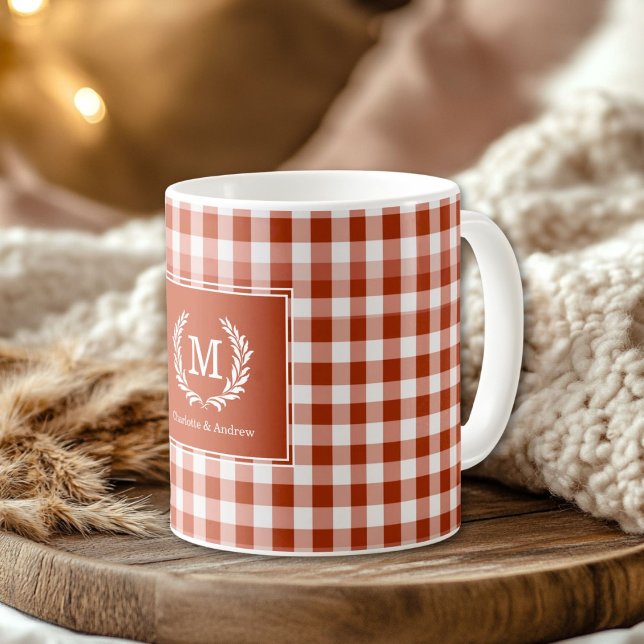 Caneca De Café Laranja Vermelho Gingham Monograma Personalizado (Orange-Red Gingham Monogram Crest Custom Coffee Mug)