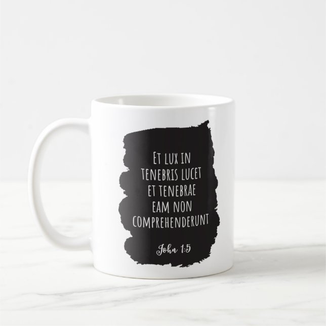 Caneca De Café Latim Evangelho Latim brilha na escuridão católica (Esquerda)