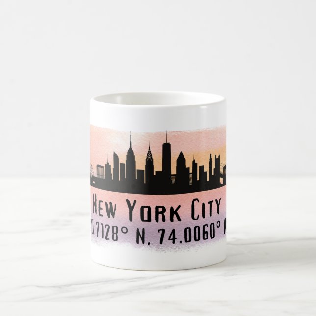 Caneca De Café Latitude e Longitude da Silhueta da Cidade de Nova (Centro)