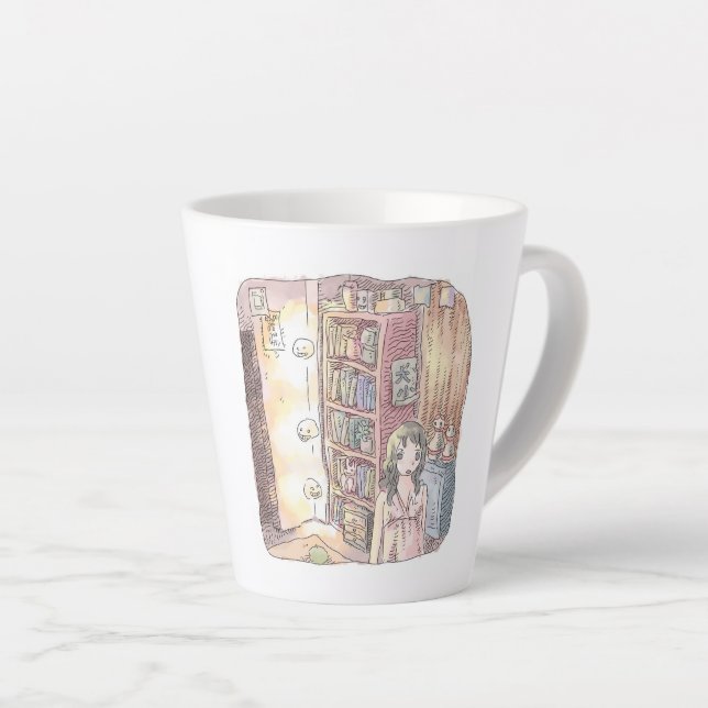 CANECA DE CAFÉ LATTE さなくむじ  薄暗いお部屋で本棚のそばに浮いているぼんやり光る物体と女性のイラスト (Ângulo direito)