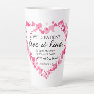 Caneca De Café Latte 1 Corinthians 13:4 O amor é o coração cor-de-rosa 