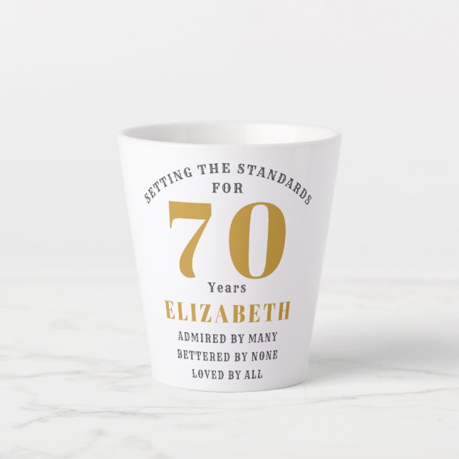 Caneca De Café Latte 70 Birthday Elegant Chic Modelo e Mensagem (Frente)