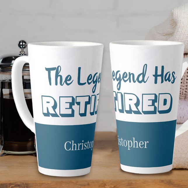 Caneca De Café Latte A lenda está aposentada de azul e branco (The Legend has Retired blue and white personalized retirement mug)
