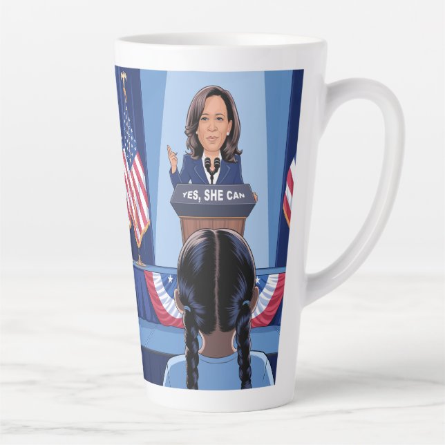 Caneca De Café Latte A NIECE DE KAMALA HARRIS - SIM, ELA PODE Latte Mug (Direita)