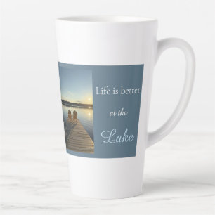 Caneca De Café Latte A Vida é Melhor no Lago Relaxando à Beira do Lago
