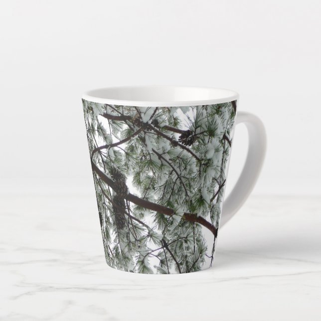 Caneca De Café Latte Abaixo da neve coberta pela árvore de pinheiro Fot (Ângulo direito)