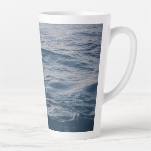 Caneca De Café Latte Água do mar vista aproximada