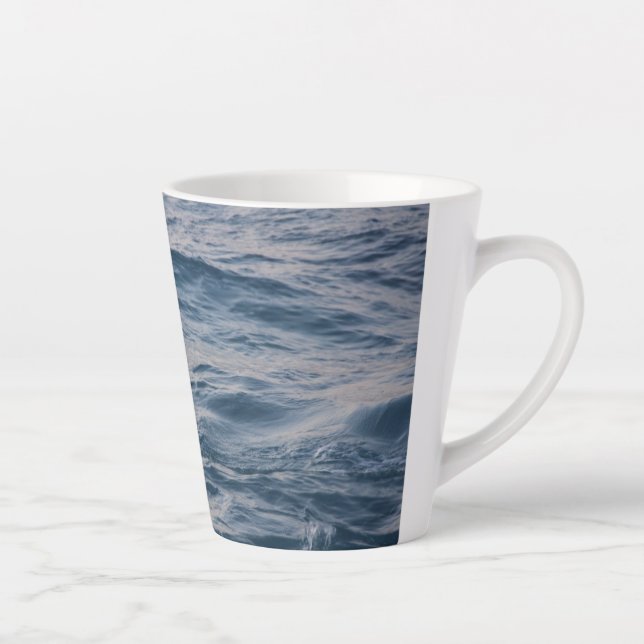 Caneca De Café Latte Água do mar vista aproximada  (Direita)
