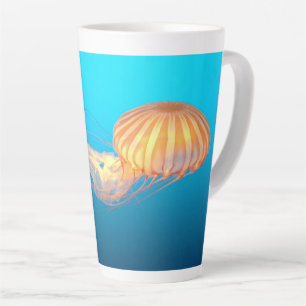 Caneca De Café Latte Água-viva flutuando na água azul