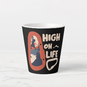 Caneca De Café Latte Alpinismo Montando Alto Sobre A Vida