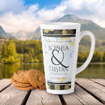Caneca De Café Latte Aniversário de Casamento de Porcelana 18<br><div class="desc">Celebrar o 18º aniversário de casamento com esta comemorativa caneca latta. As inscrições em serifa preta elegantes, com um confete hexagonal com poeira dourada, sobre um fundo branco e azul de porcelana marcado por bares pretos, acrescentam um toque memorável para esta ocasião especial e marco. Personalize com os nomes de...</div>