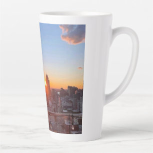 Caneca De Café Latte Arte da Vista do Rooftop do Pôr do Sol da Cidade d
