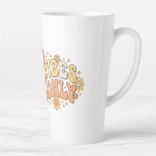 Caneca De Café Latte Arte de Tipografia Ondulada Retro Groovy Boas Vibr