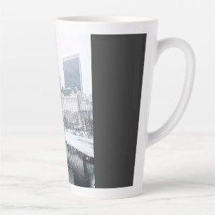 Caneca De Café Latte Arte do cenário de inverno da cidade de Nova York