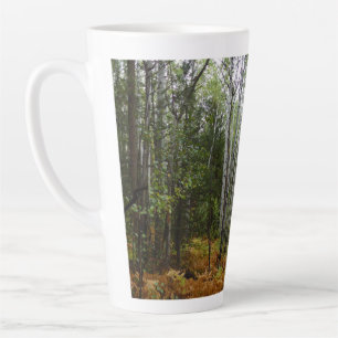 Caneca De Café Latte Árvores Brancas e Fall Ferns na Montanha Rochosa