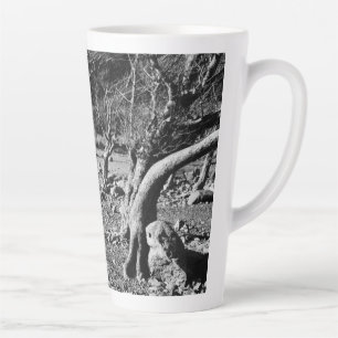 CANECA DE CAFÉ LATTE ÁRVORES PRETAS E BRANCAS