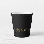 Caneca De Café Latte Assinatura de Nome com Monograma Preto e Dourado M<br><div class="desc">Caneca de Café Personalizada Minimalista Feminina em Preto e Dourado com Nome ou Inicial em Letra Script. Estes desenhos apresentam seu primeiro nome em uma linda tipografia de letra manuscrita com cauda swash em fundo preto e dourado. São fáceis de personalizar. Ótimo presente feminino e elegante para aquecimento de casa,...</div>