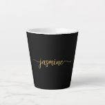 Caneca De Café Latte Assinatura Mínima Do Nome Do Monograma Preto E Dou<br><div class="desc">Nome Simples, Preto E Monograma Dourado, Simples, Simples, Signature Script Personalizado Latte Mug. Este design com seu primeiro nome em um estilo bonito, escrito à mão, estilo swash tail tipografia de assinatura em fundo preto e ouro. Estes são fáceis de personalizar. Excelente presente de lar feminino, também para aniversário, dia...</div>