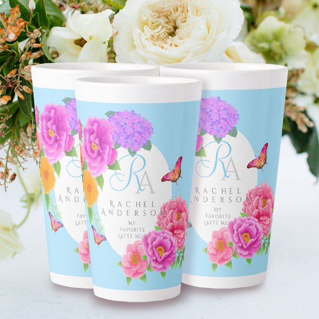 Caneca De Café Latte Azul do Jardim dos Monogramas românticos (Romantic Peonies Garden Monogram Blue Latte Mug.)