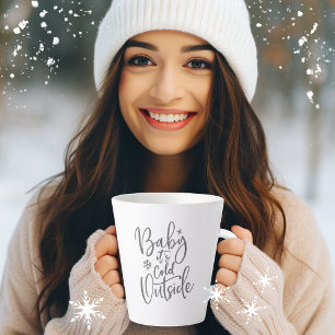 Caneca De Café Latte Baby está frio fora do Natal do Script Moderno