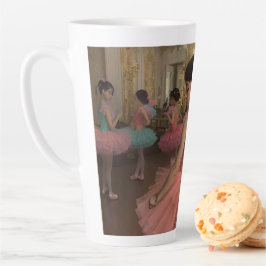 Caneca De Café Latte Bailarinas en una gran sala de estilo rocóco
