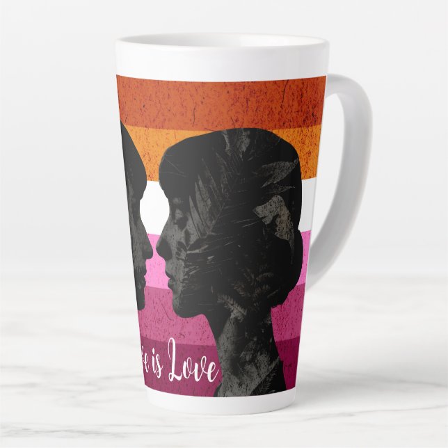 Caneca De Café Latte Bandeira Lésbica com Duas Mulheres Silhouettes (Ângulo direito)