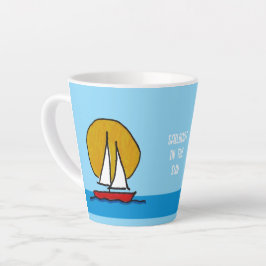 Caneca De Café Latte Barco de vela no Sol Vermelho Profundo