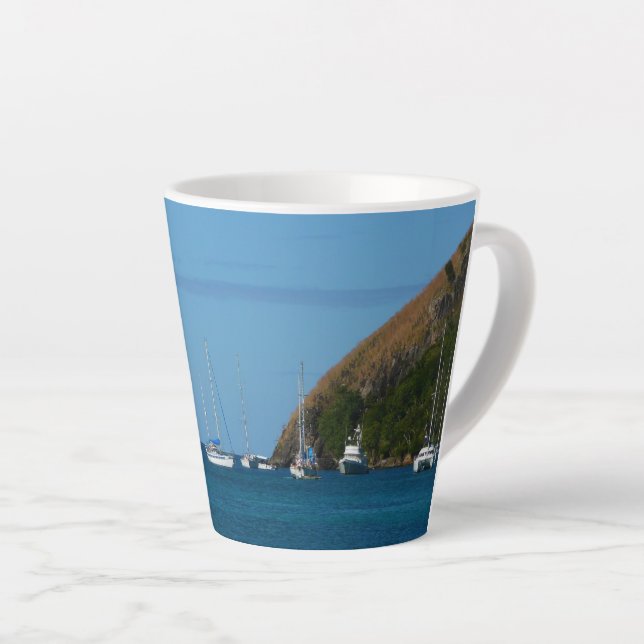 Caneca De Café Latte Barcos à vela na Baía de Branco e Azul Náutico (Ângulo direito)