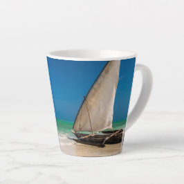 Caneca De Café Latte Barcos de pesca tradicionais na praia