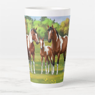 Caneca De Café Latte Bay Pinto Paint Quarter Horses Na Pastagem De Verã