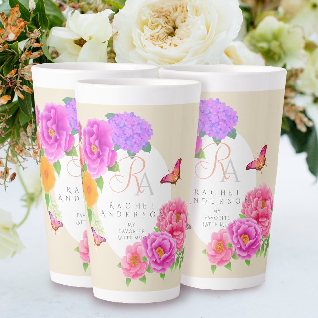 Caneca De Café Latte Beige do Jardim dos Monogramas Romântico (Romantic Peonies Garden Monogram Beige Latte Mug.)